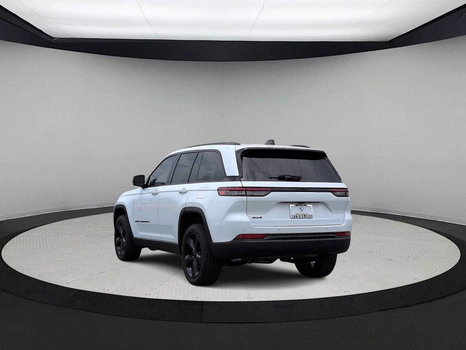 Used 2023 Jeep Grand Cherokee Altitude AWD/4WD image 6