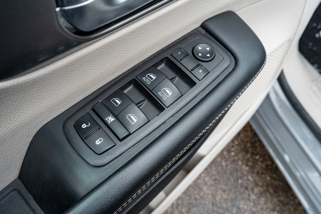 Used 2023 Chrysler Pacifica Touring-L image 29