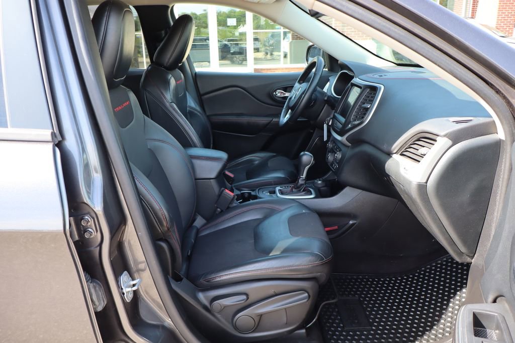 Used 2016 Jeep Cherokee Trailhawk w/ Cold Weather Group AWD/4WD image 42