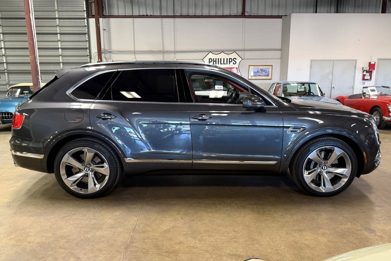 Used 2018 Bentley Bentayga image 22