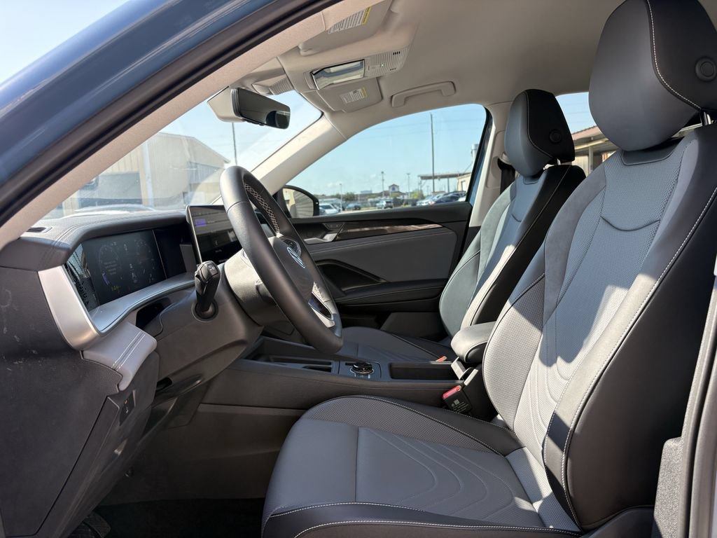 Used 2025 Volkswagen Tiguan SE FWD image 12