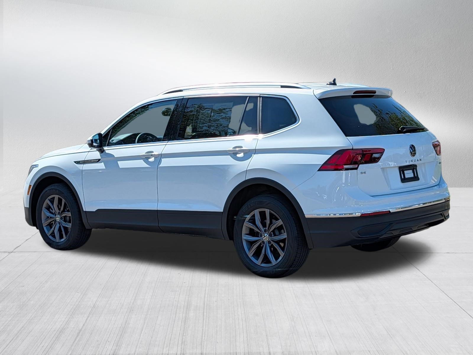 Certified 2024 Volkswagen Tiguan SE AWD/4WD image 5