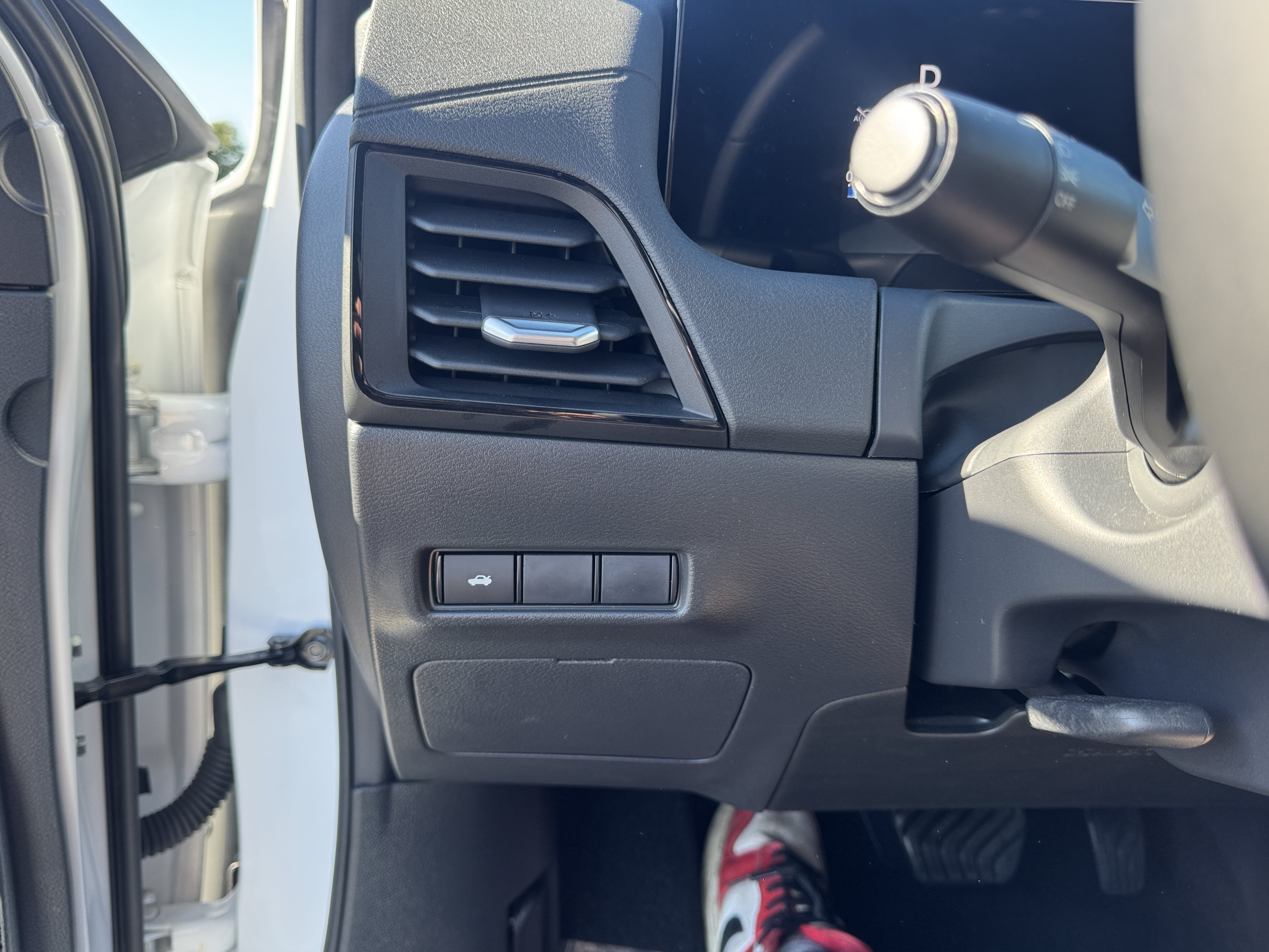 Used 2026 Nissan Sentra SR w/ Floor Mat Package FWD image 17