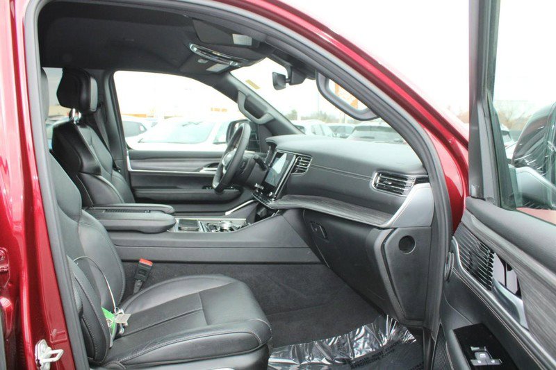 Used 2024 Jeep Wagoneer L Series II w/ Flexible Seating Group image 12