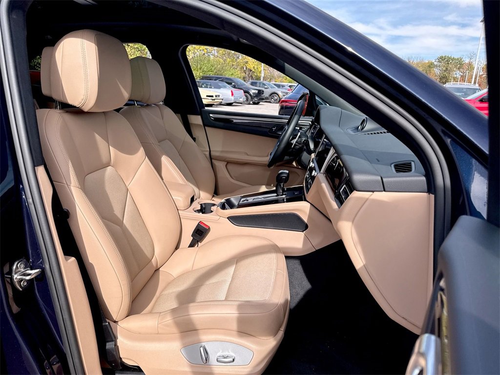 Used 2022 Porsche Macan Base image 33