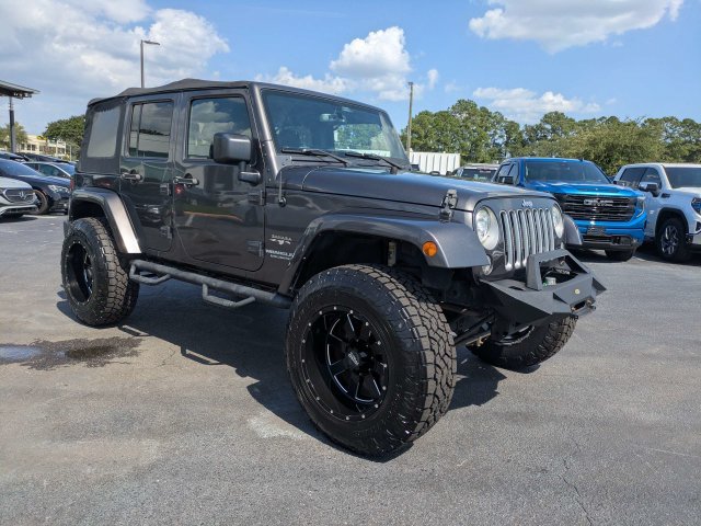 Used 2017 Jeep Wrangler Unlimited Sahara w/ Connectivity Group AWD/4WD image 3