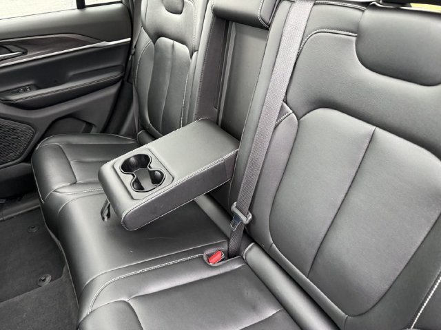 Used 2024 Jeep Grand Cherokee Limited AWD/4WD image 15