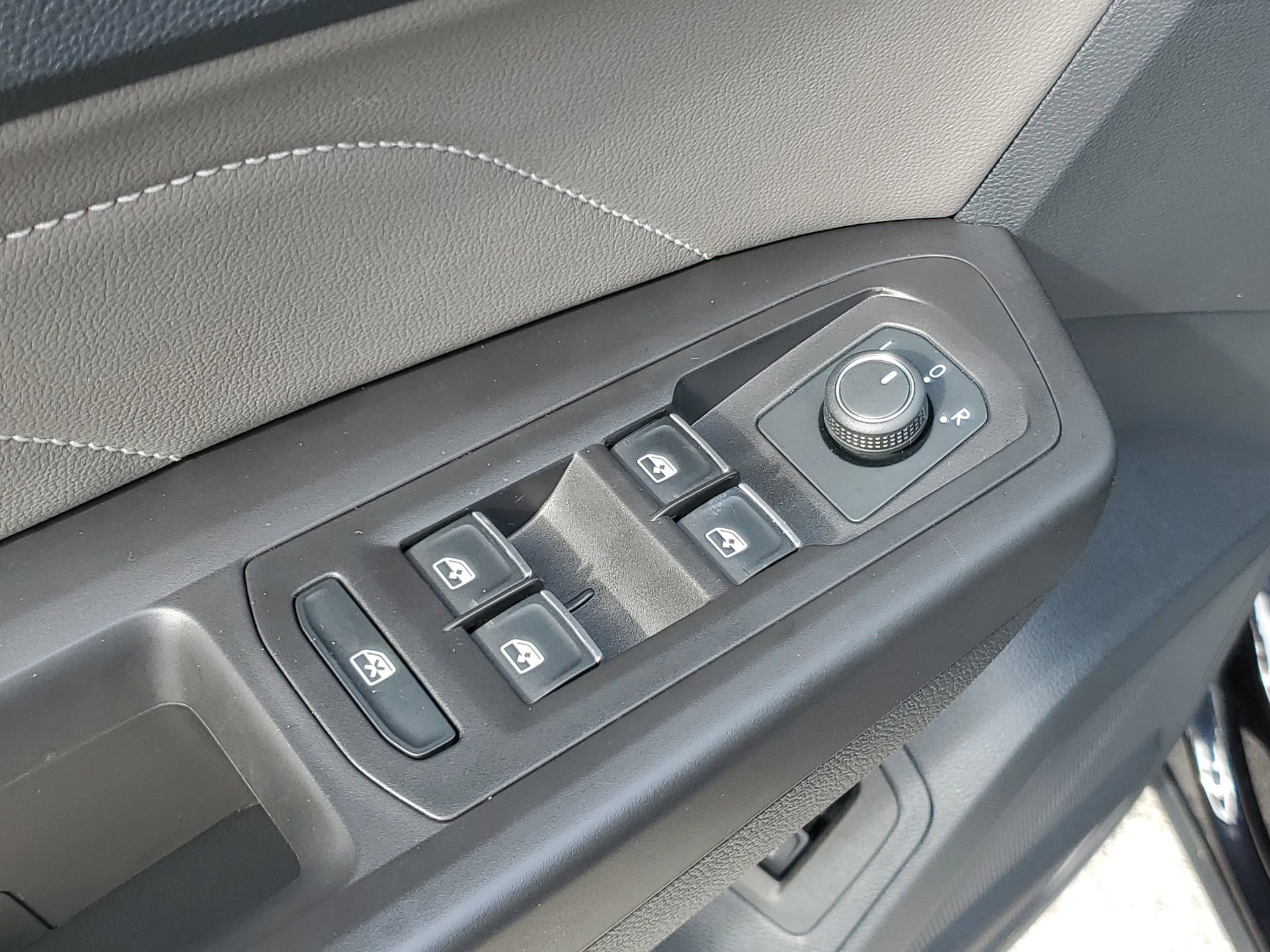 Used 2022 Volkswagen Atlas Cross Sport SE w/ Panoramic Sunroof Package image 18