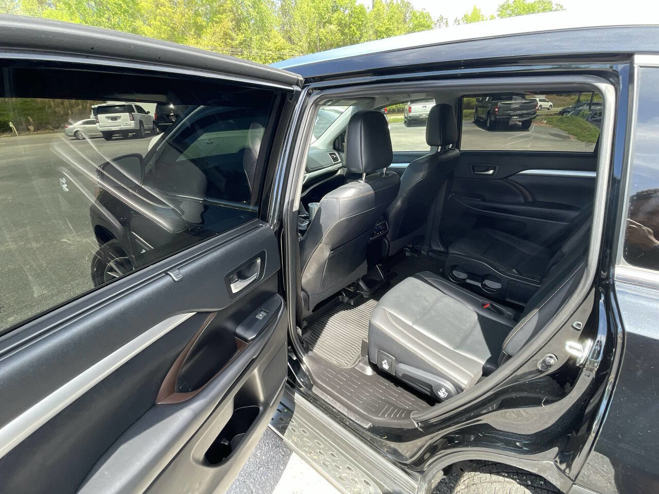 Used 2019 Toyota Highlander XLE AWD/4WD image 11