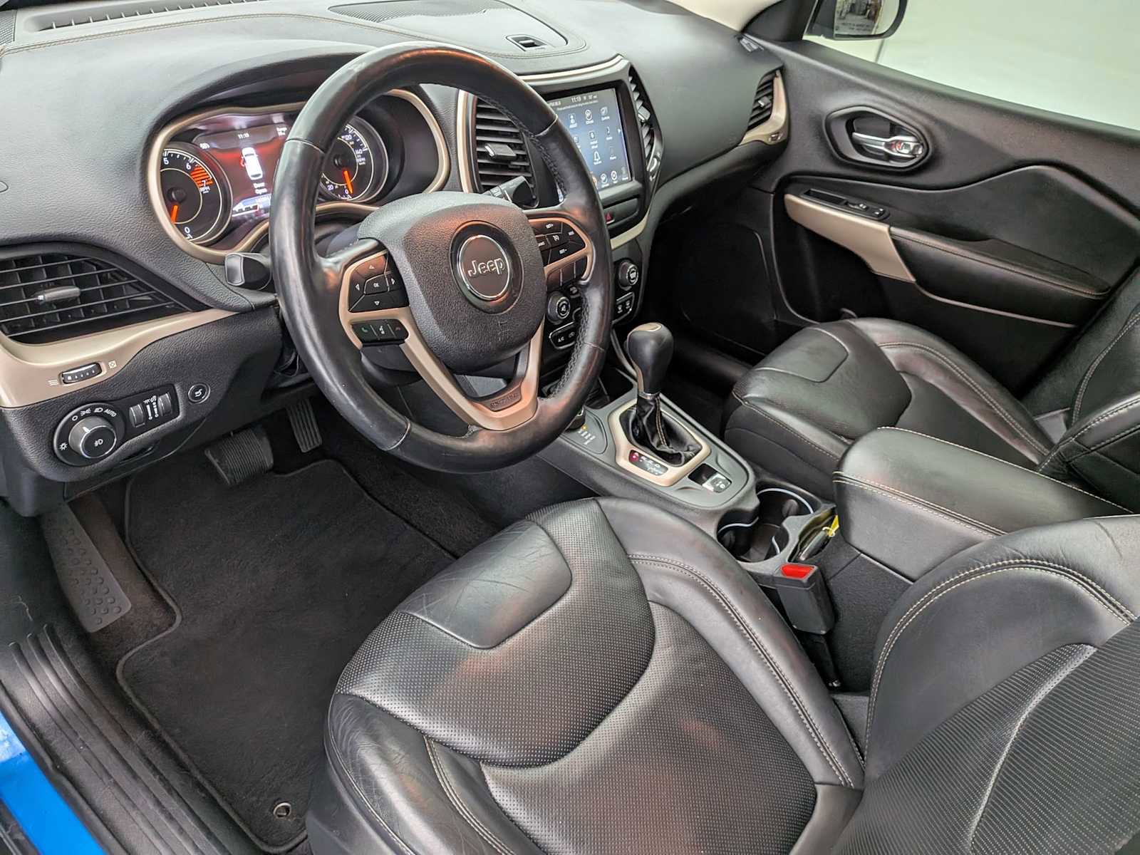 Used 2018 Jeep Cherokee Limited w/ Luxury Group image 2