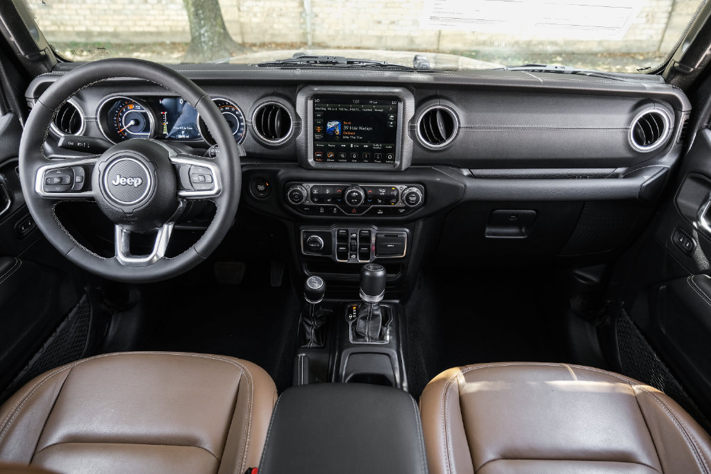 Used 2023 Jeep Wrangler Unlimited Sahara w/ LED Lighting Group AWD/4WD image 5