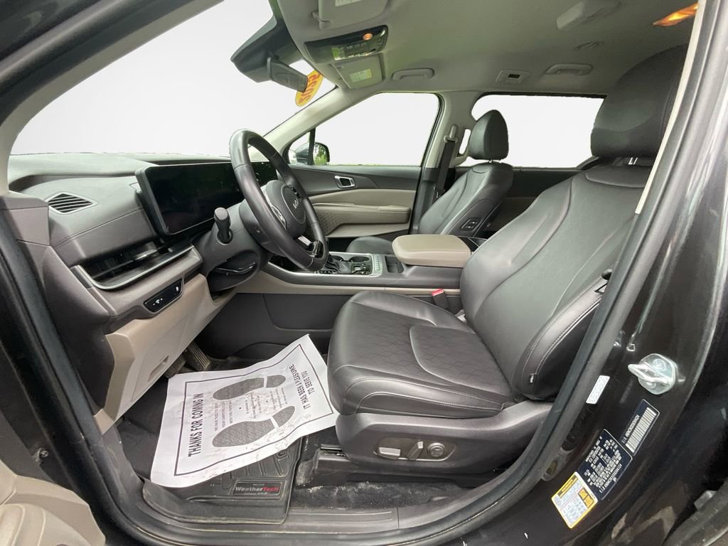 Used 2025 Kia Carnival EX FWD image 4