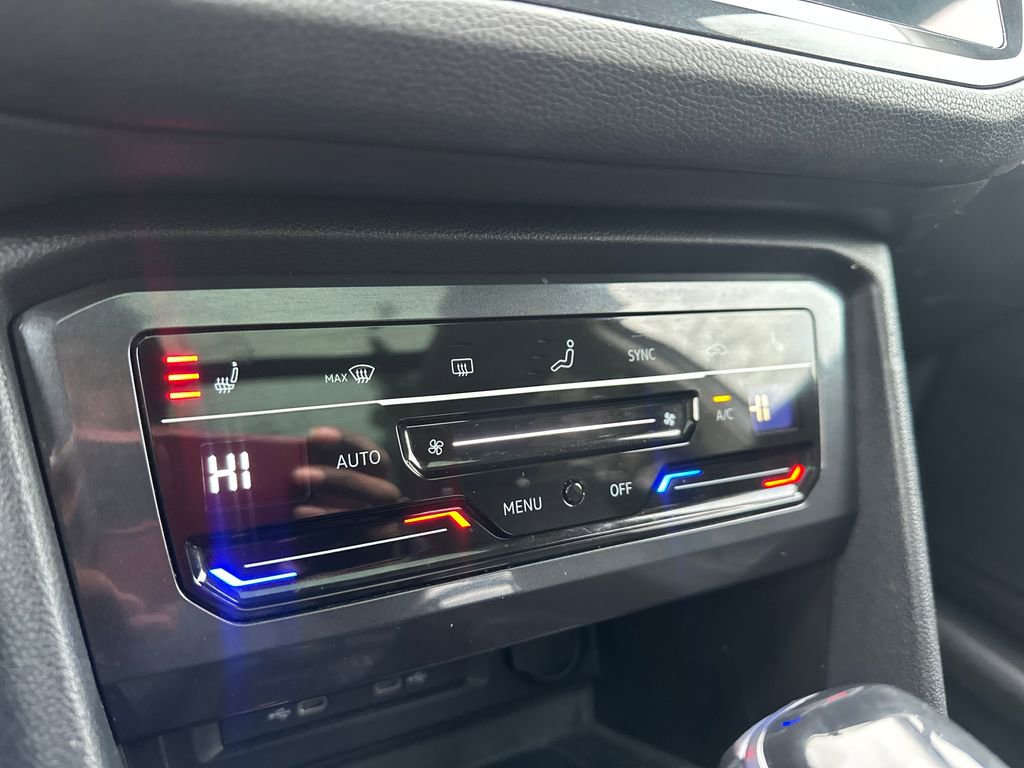 Used 2022 Volkswagen Tiguan SE w/ Panoramic Sunroof Package image 11