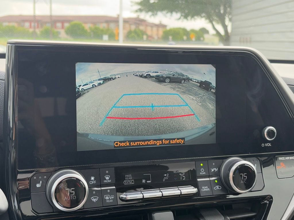 Used 2023 Toyota Highlander Bronze Edition image 10