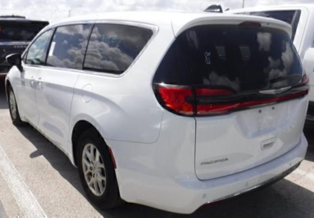Used 2023 Chrysler Pacifica Touring-L image 2