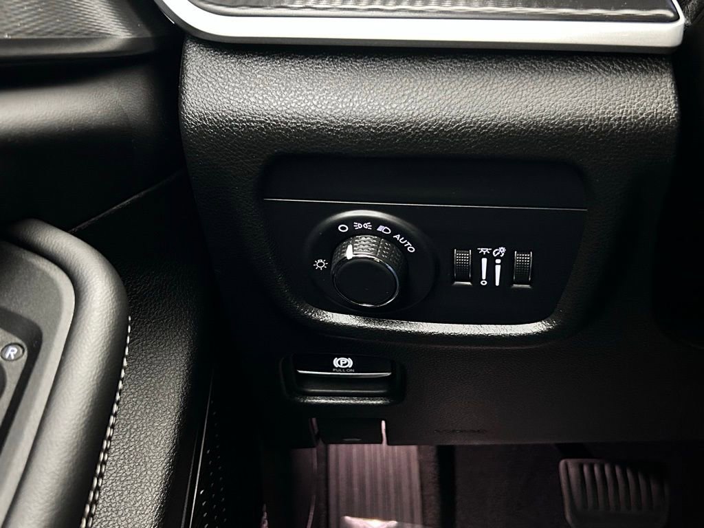 Used 2024 Jeep Grand Cherokee Laredo X w/ Trailer Tow Package image 17