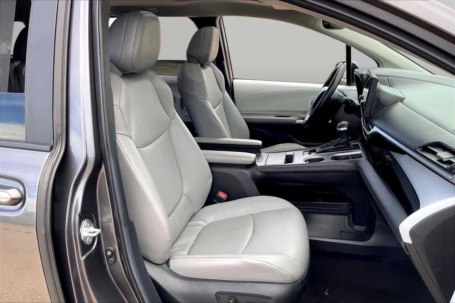 Used 2025 Toyota Sienna XLE FWD image 9