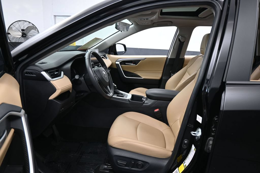 Used 2025 Toyota RAV4 XLE Premium FWD image 10