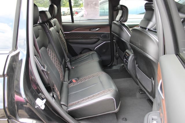 Used 2025 Jeep Grand Cherokee Summit w/ Obsidian Package AWD/4WD image 44
