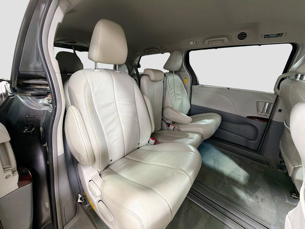 Used 2014 Toyota Sienna XLE FWD image 30