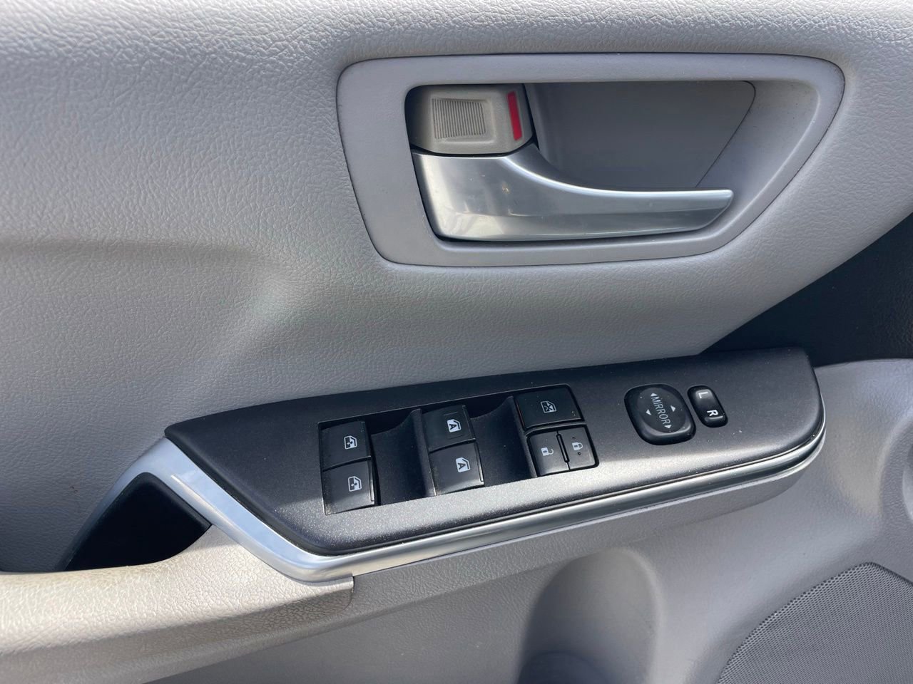 Used 2016 Toyota Camry SE FWD image 5