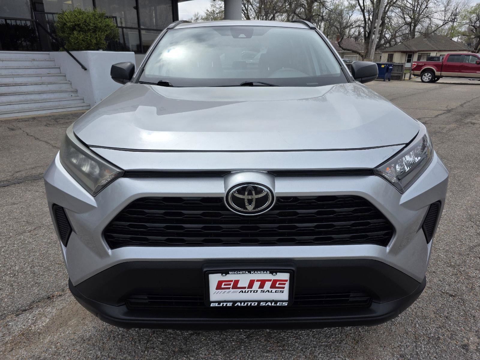 Used 2020 Toyota RAV4 LE AWD/4WD image 2