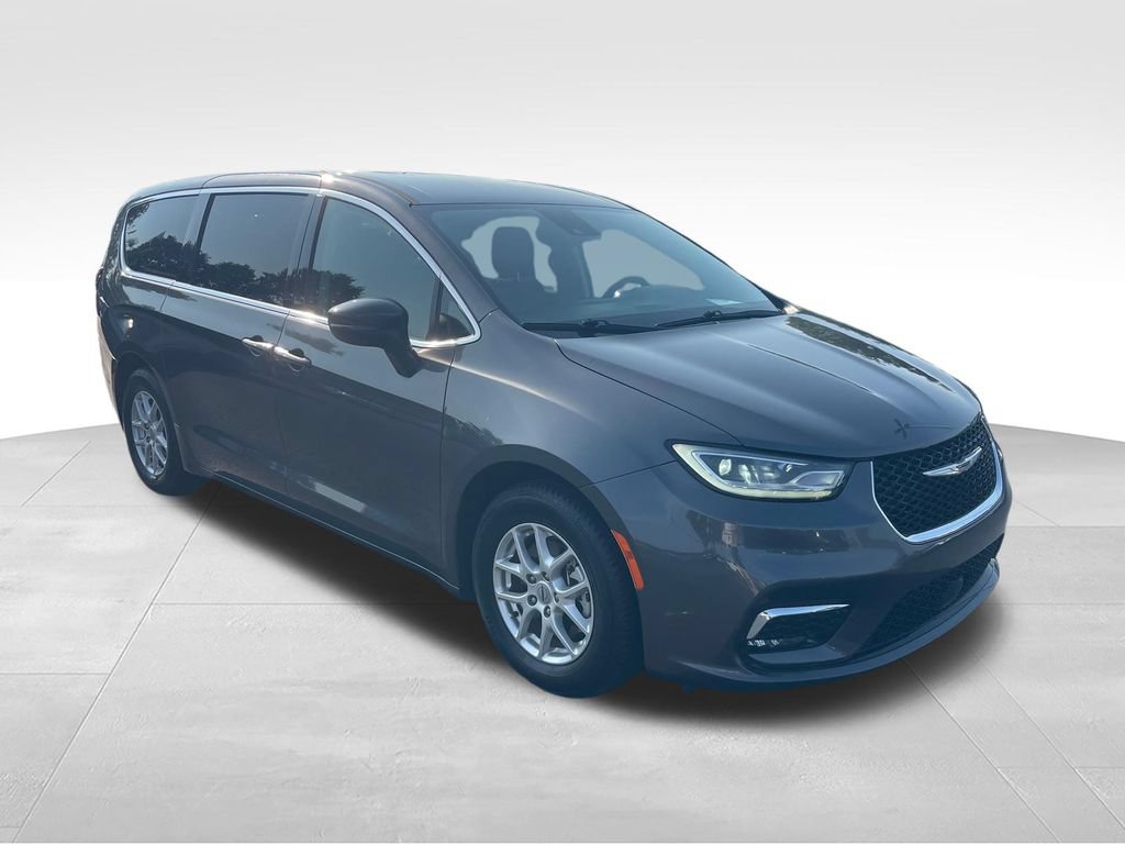 Used 2023 Chrysler Pacifica Touring-L FWD image 7