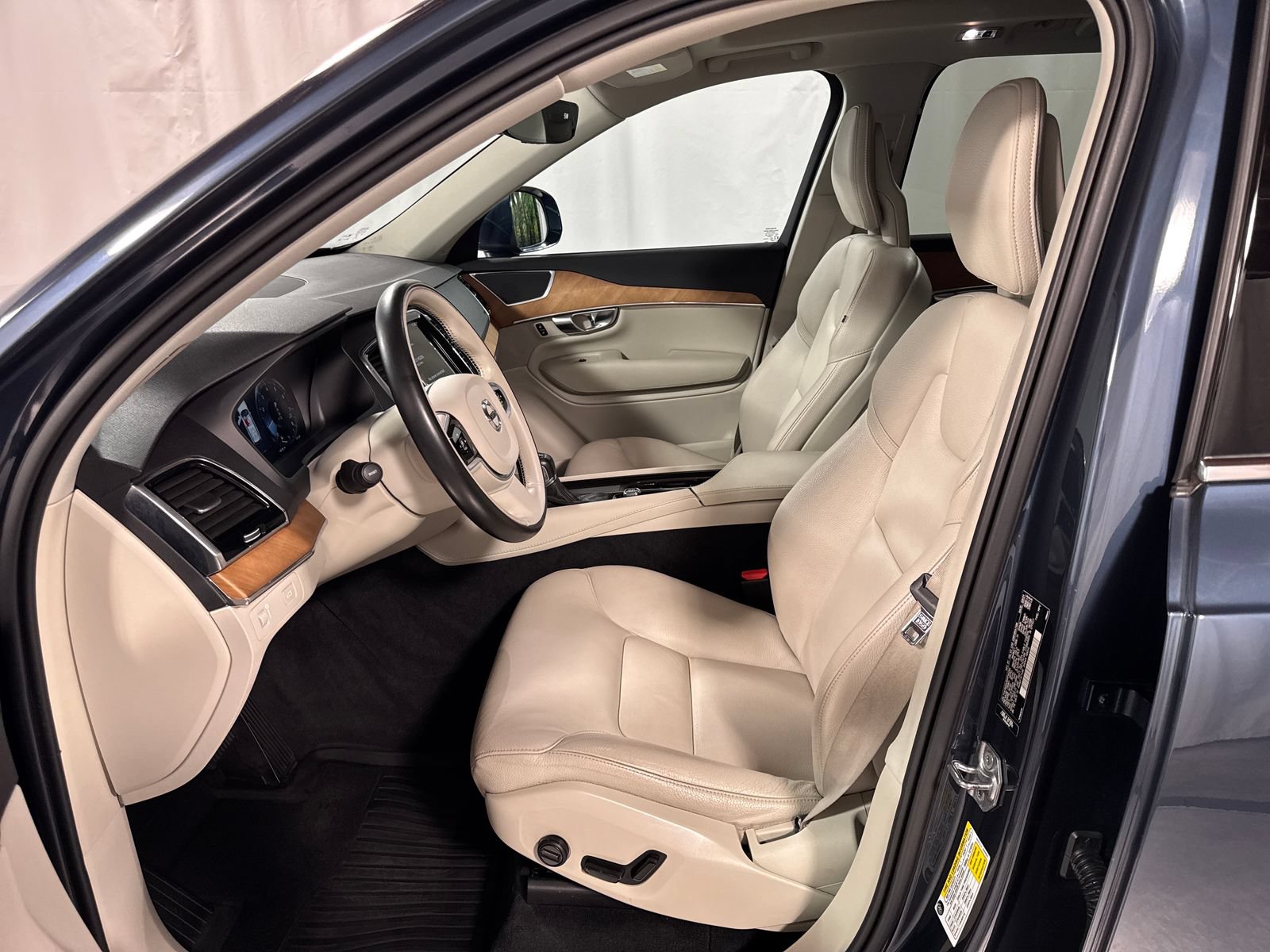 Used 2021 Volvo XC90 T5 Momentum w/ Advanced Package FWD image 3