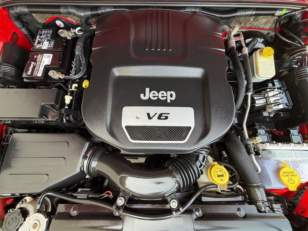 Used 2016 Jeep Wrangler Unlimited Sahara w/ Connectivity Group AWD/4WD image 9