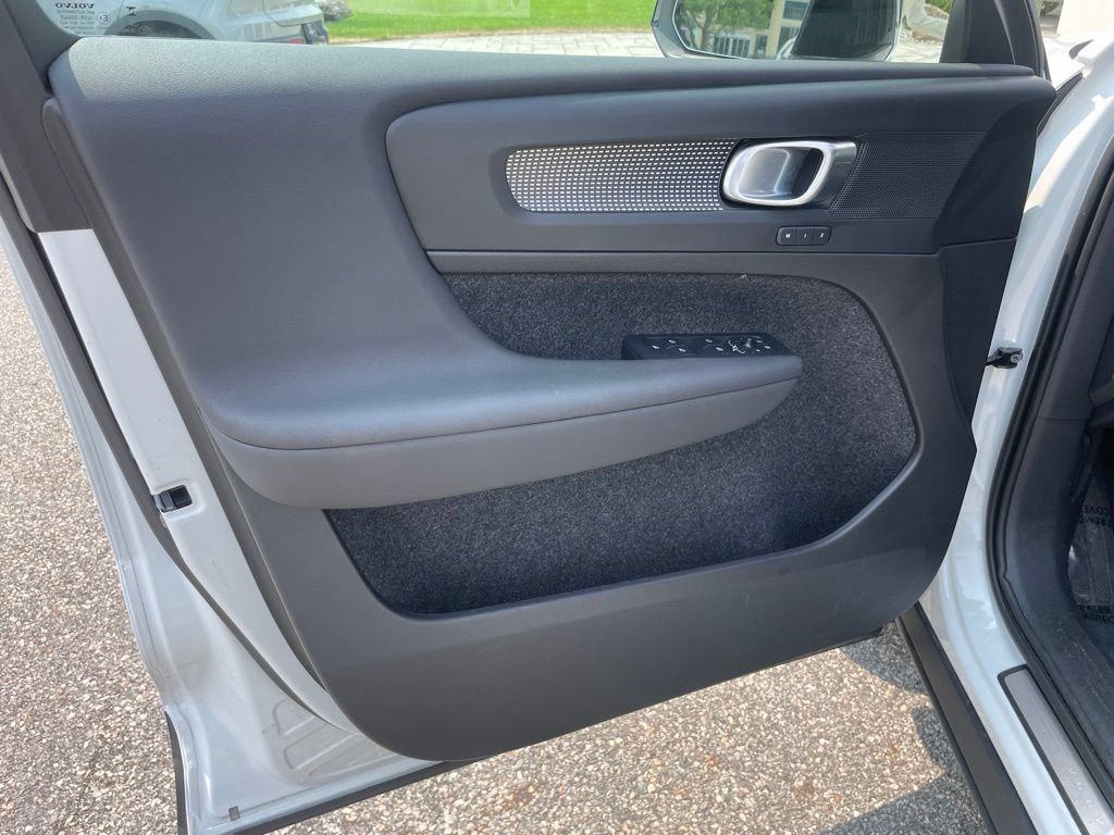 Certified 2025 Volvo XC40 B5 Plus AWD/4WD image 20
