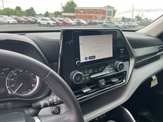 Used 2024 Toyota Highlander LE FWD image 24