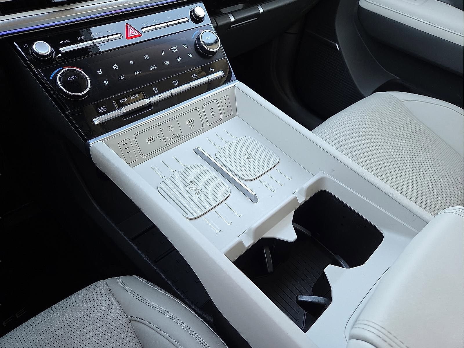 Used 2024 Hyundai Santa Fe Calligraphy image 25