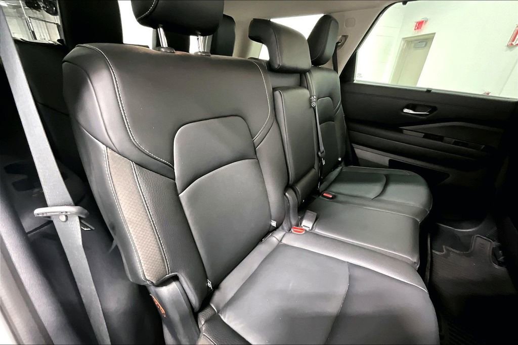 Used 2023 Nissan Pathfinder SL AWD/4WD image 36