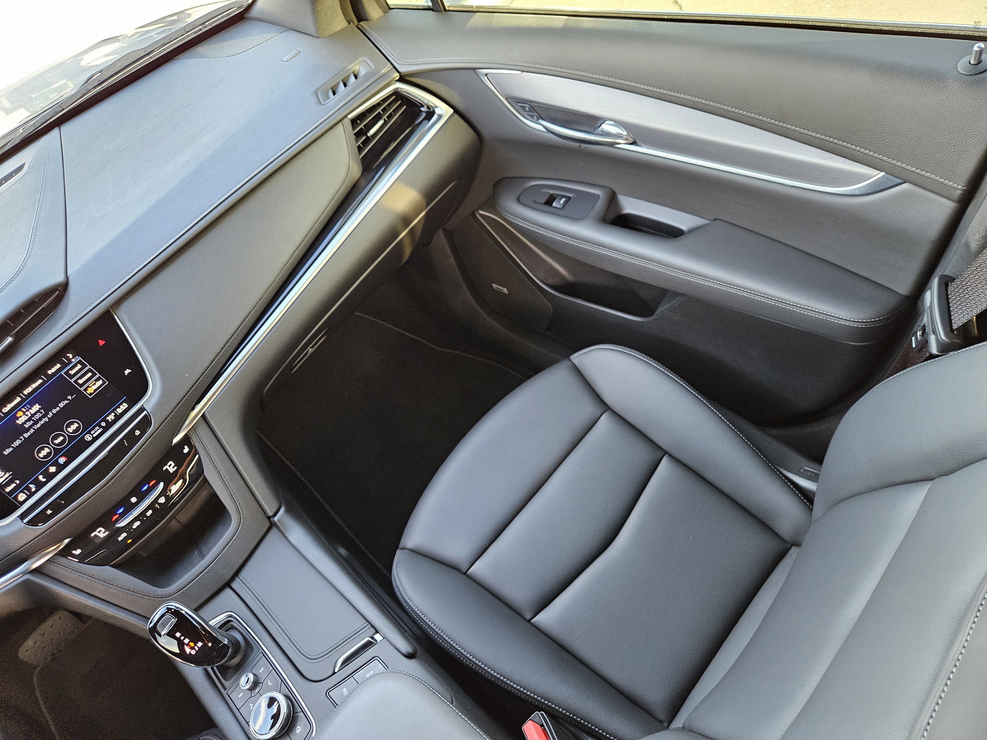 New 2025 Cadillac XT6 Luxury image 19