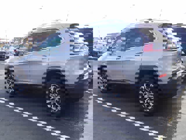 Used 2020 Jeep Cherokee Latitude Plus w/ Comfort/Convenience Group image 8