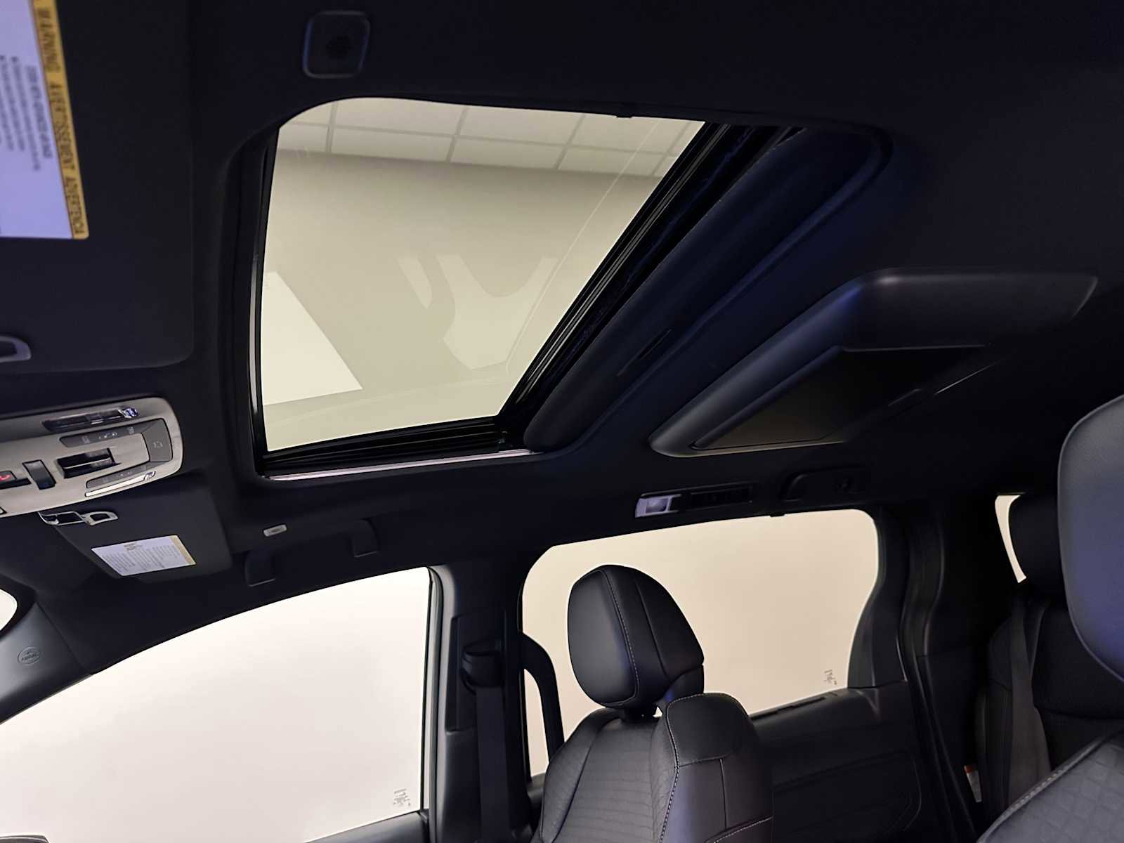 Certified 2025 Toyota Sienna XLE Woodland Edition image 22