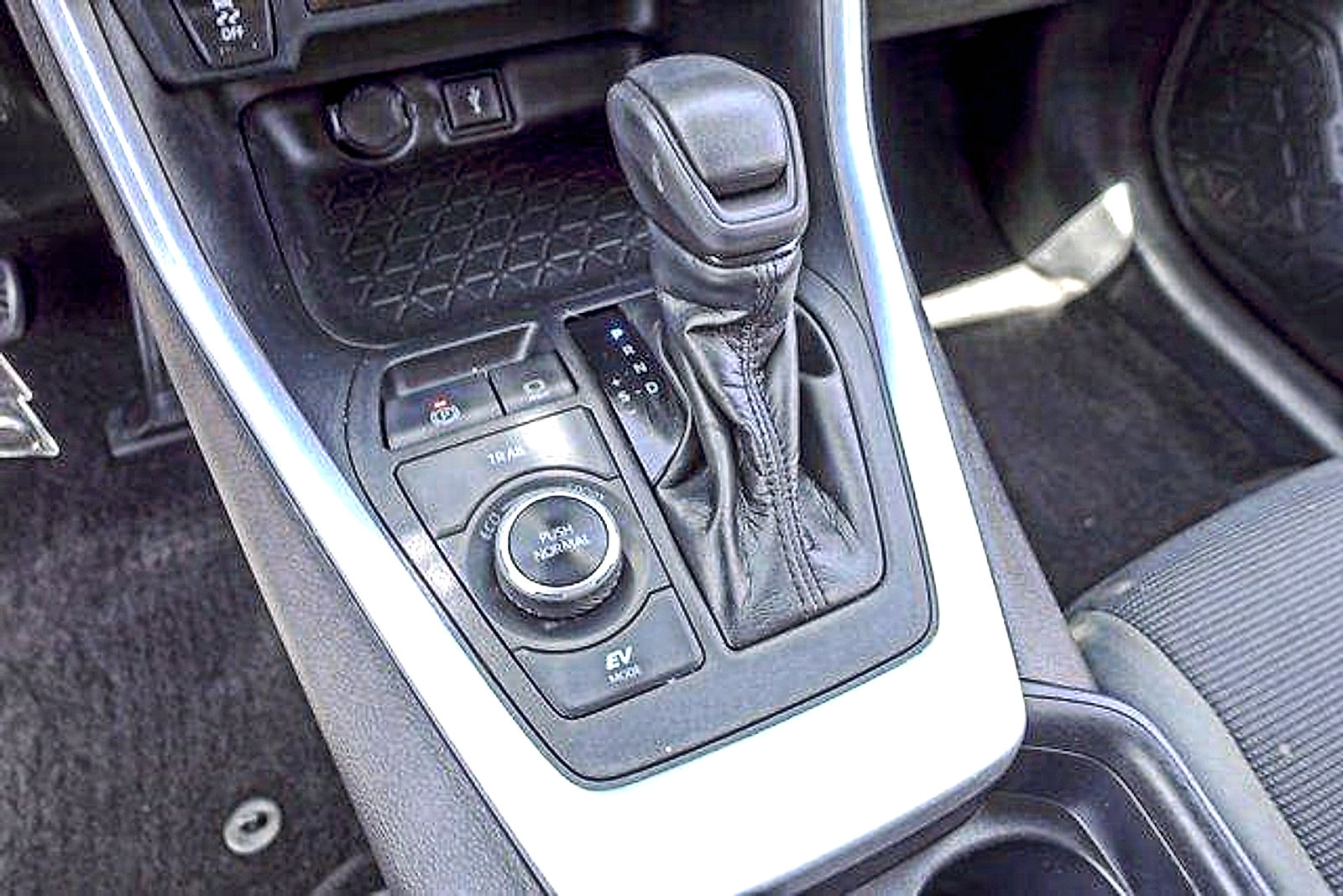 Used 2021 Toyota RAV4 LE AWD/4WD image 18