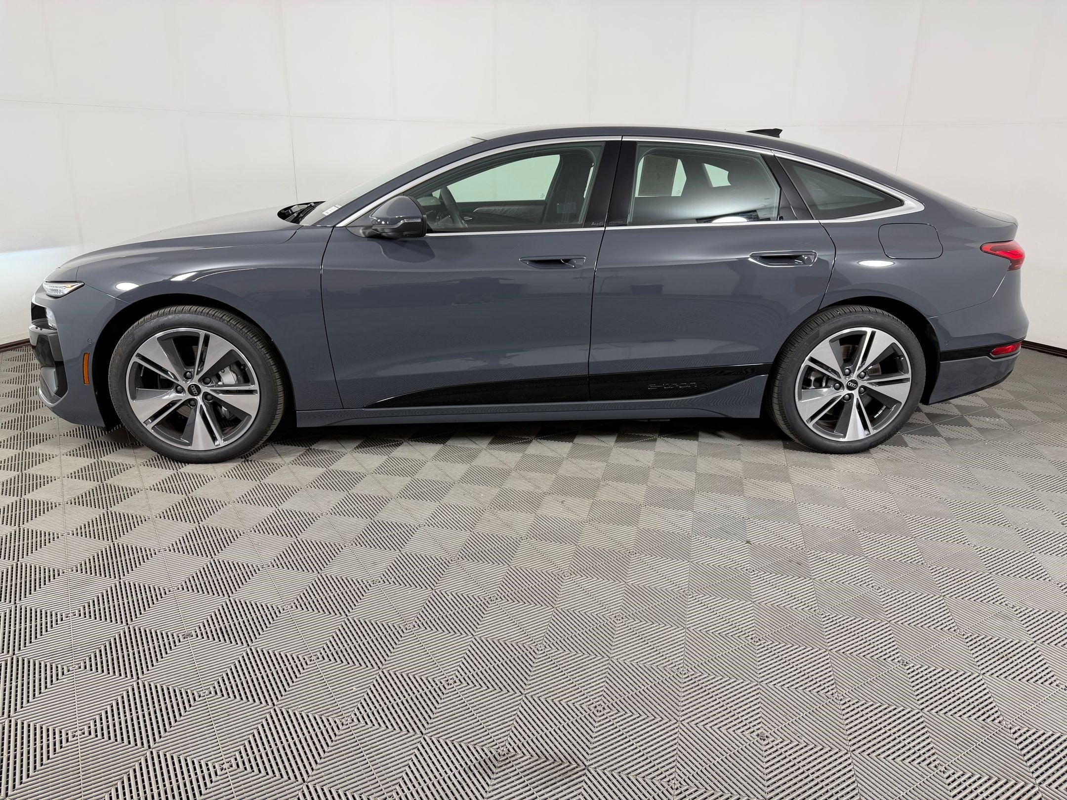 Used 2025 Audi A6 e-tron Premium Plus w/ Premium Plus RWD image 2