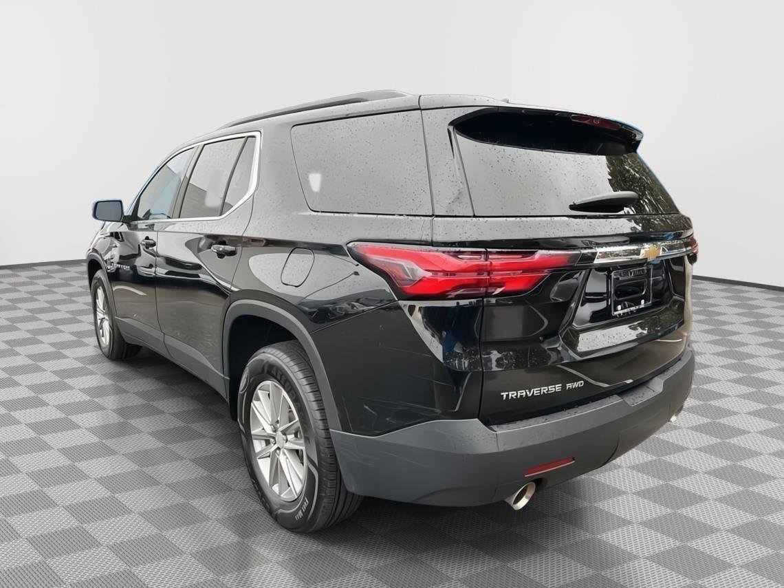 Used 2023 Chevrolet Traverse LT image 3