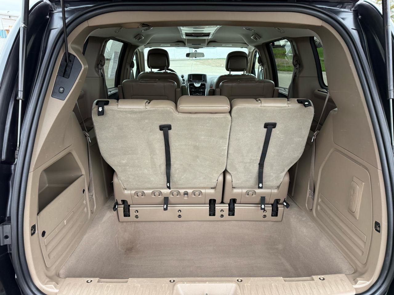 Used 2011 Chrysler Town & Country Touring-L w/ Entertainment Group #2 FWD image 20