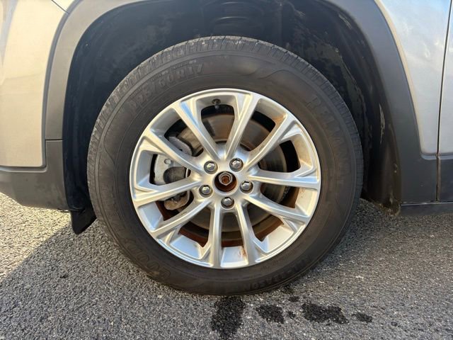 Used 2019 Jeep Cherokee Latitude w/ Popular Appearance Group image 6