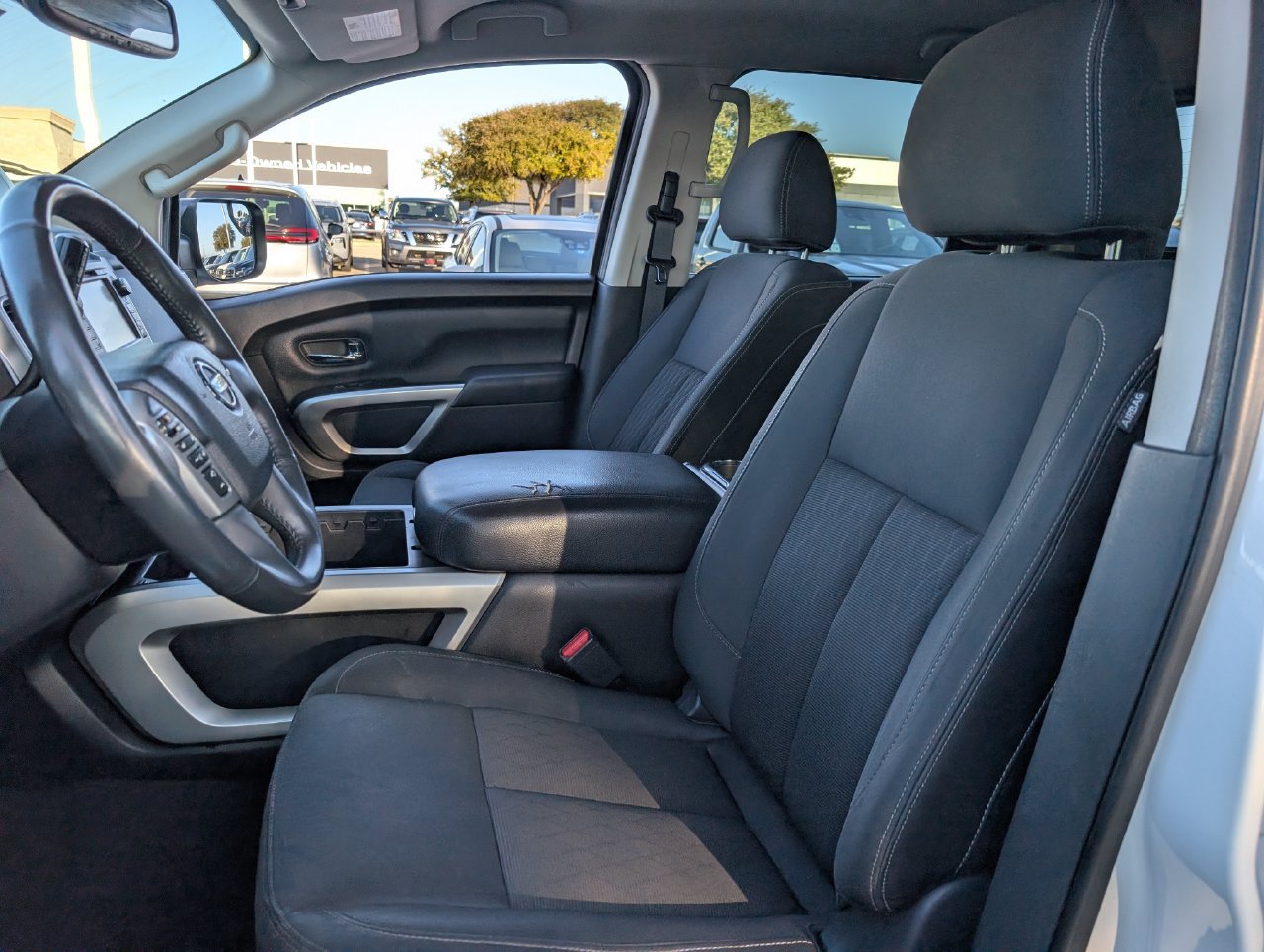 Used 2018 Nissan Titan SV w/ SV Convenience Package RWD image 27