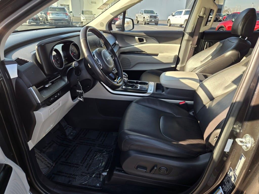 Used 2024 Kia Carnival LX image 20