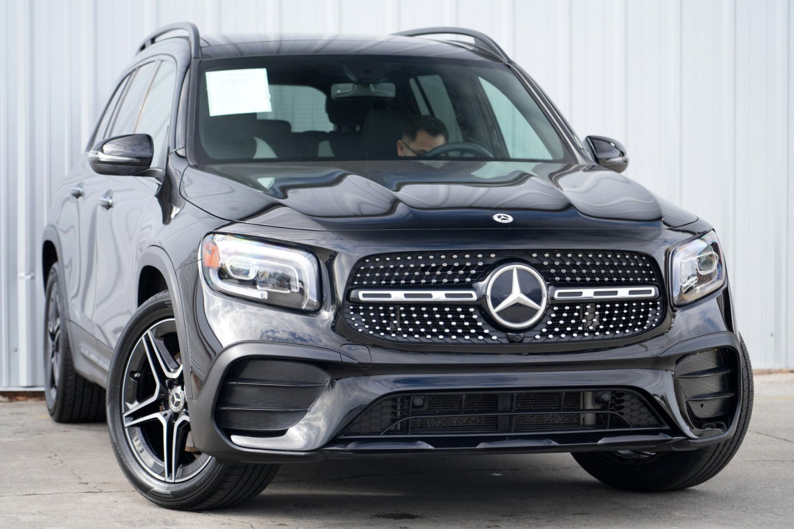 Used 2023 Mercedes-Benz GLB 250 image 2