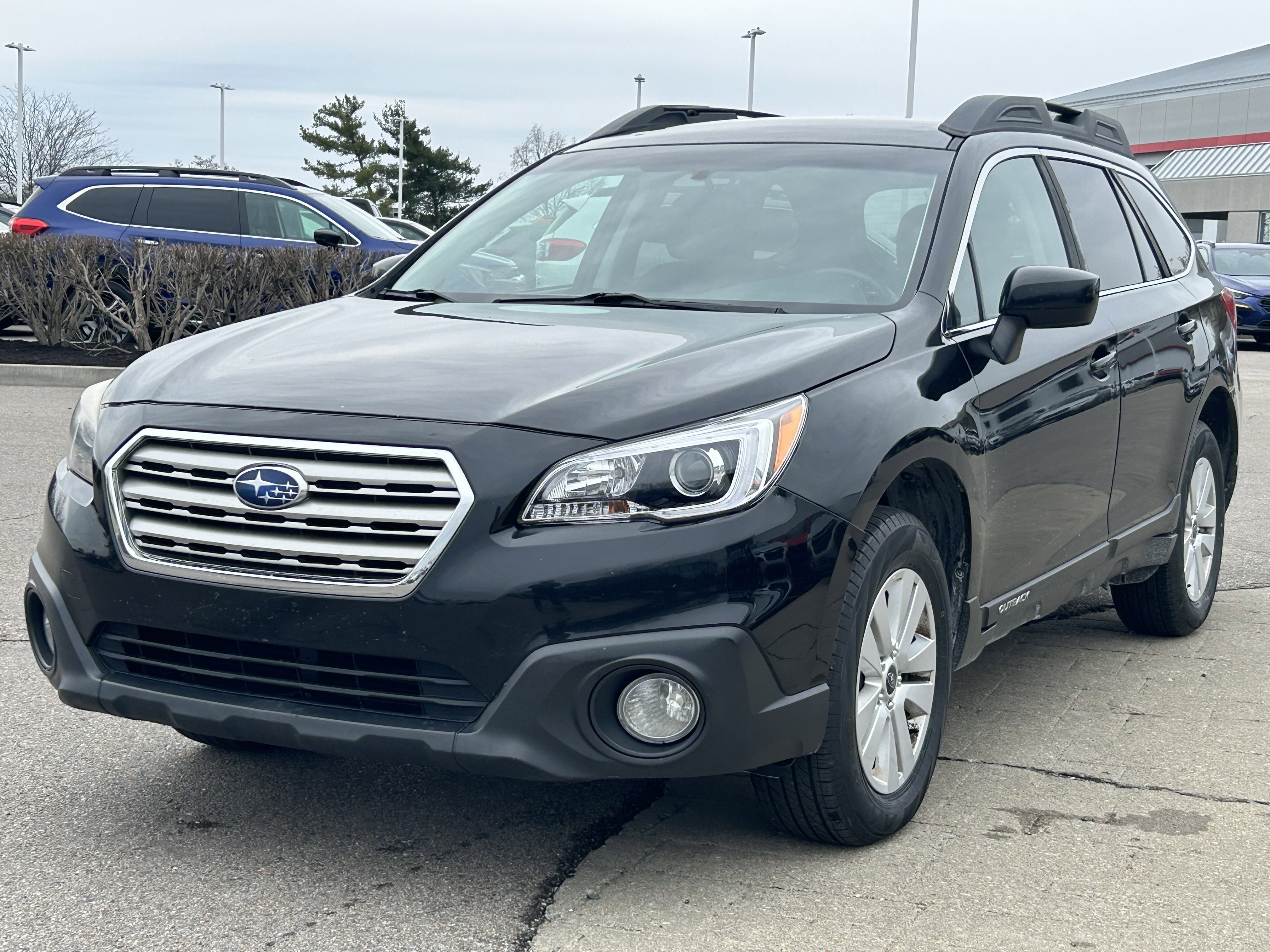 Used 2017 Subaru Outback 2.5i Premium image 3