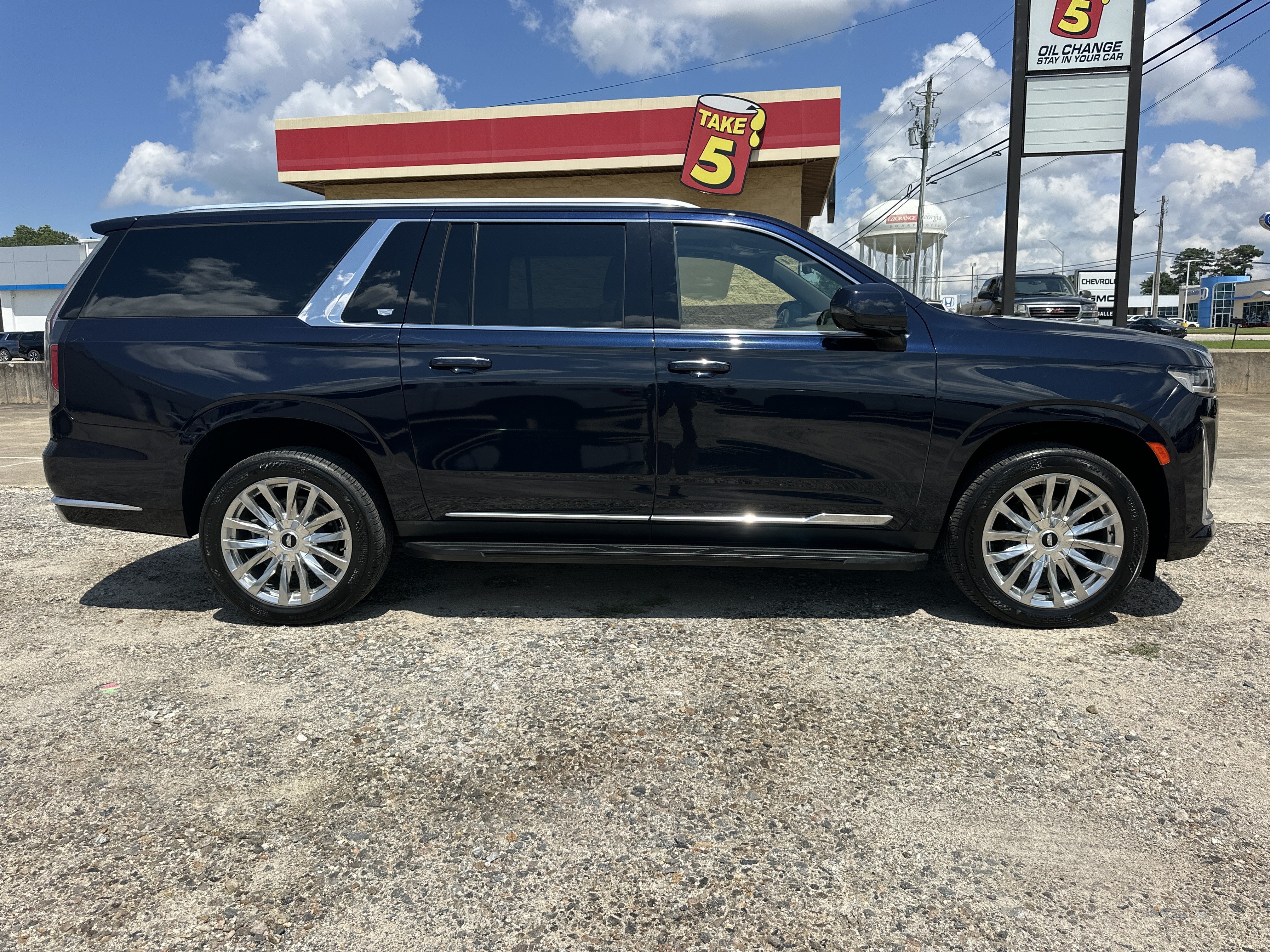 Certified 2021 Cadillac Escalade ESV Premium Luxury AWD/4WD image 4
