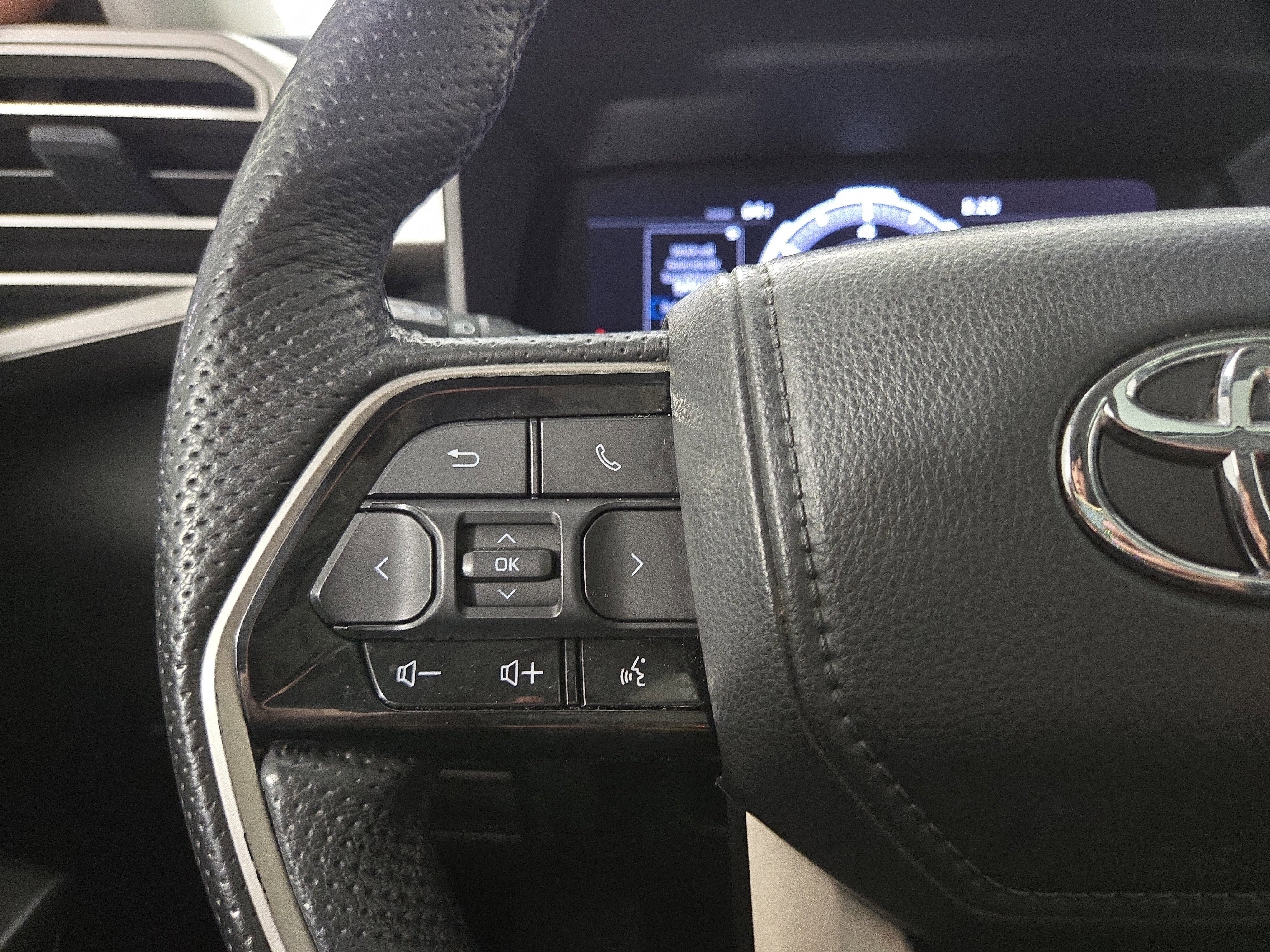 Used 2023 Toyota Sequoia SR5 w/ SR5 Premium Package AWD/4WD image 16