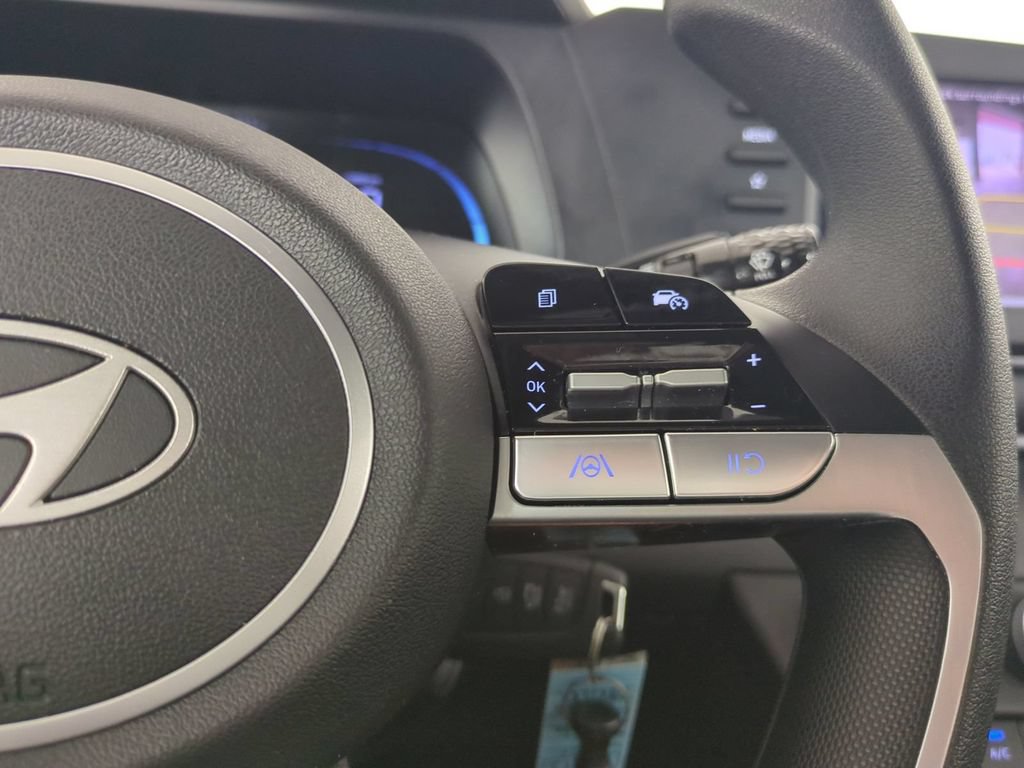 Used 2025 Hyundai Elantra SE FWD image 30