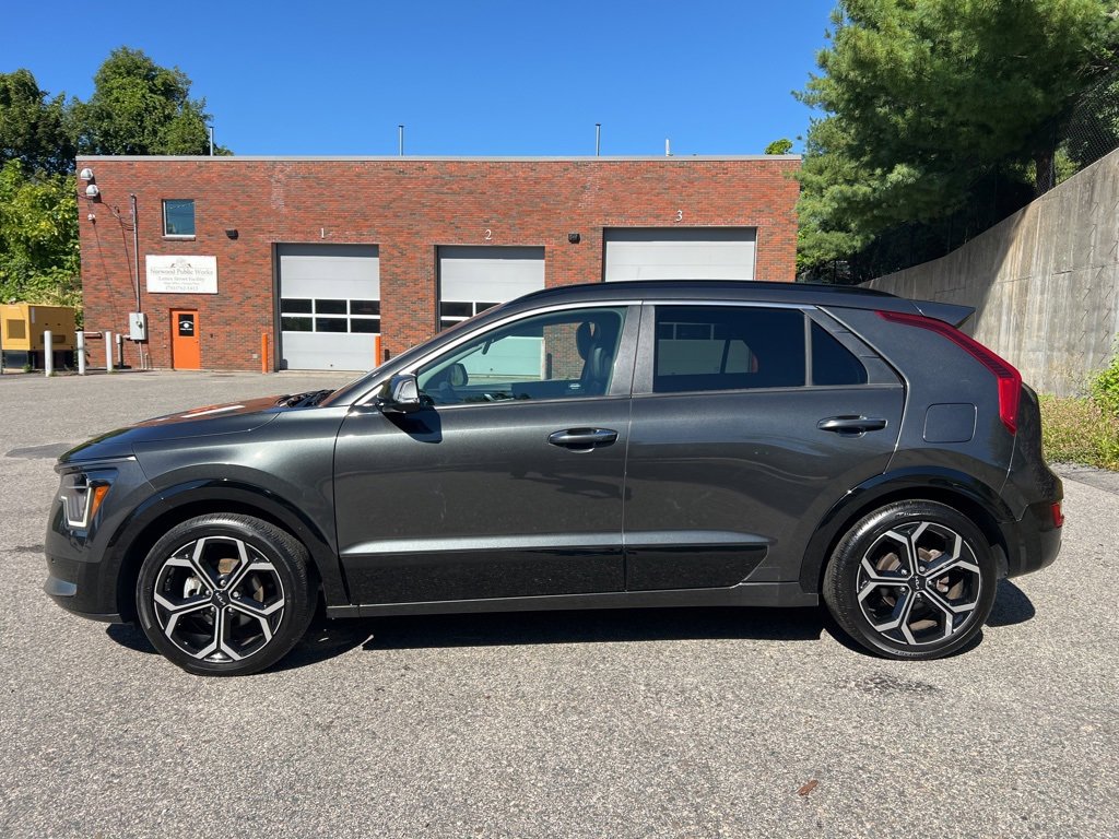 Certified 2023 Kia Niro SX Touring image 2
