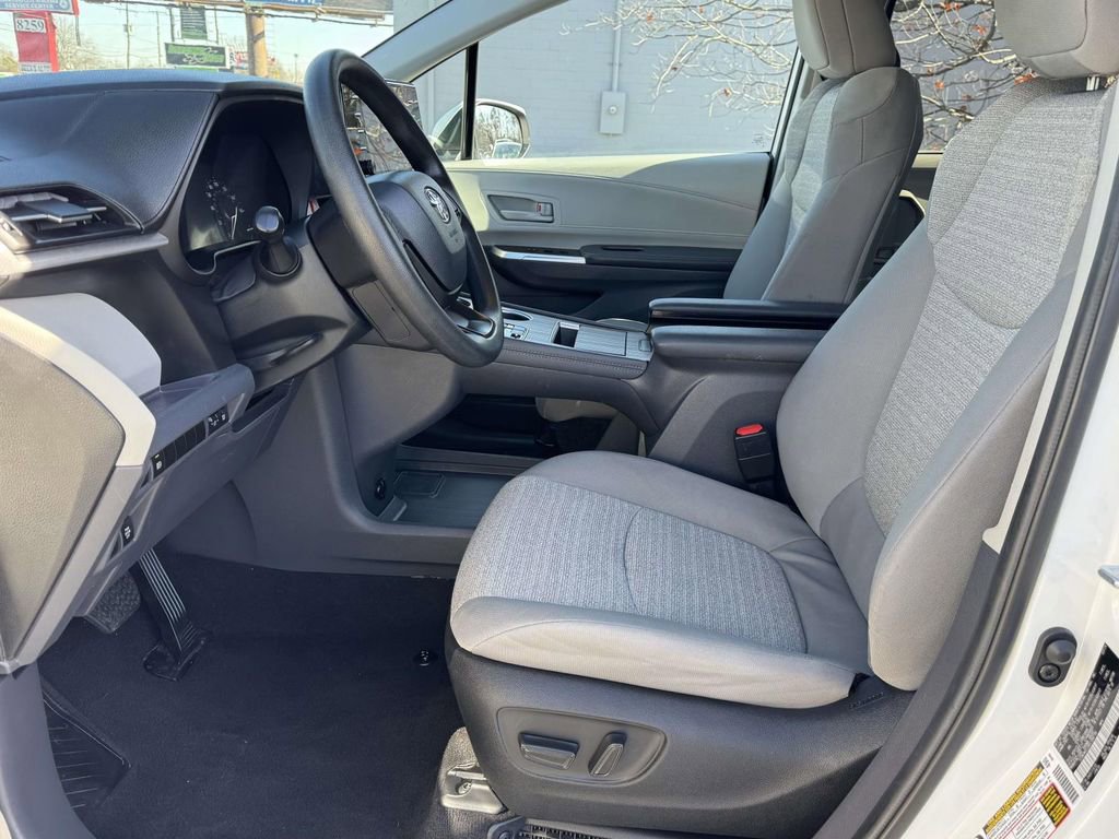 Used 2024 Toyota Sienna LE image 20